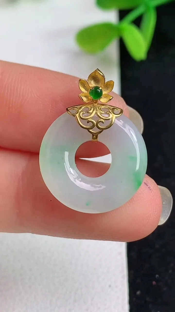 天然A货翡翠平安环吊坠，尺寸17.6-3.6，重量:2.31g
5月19日