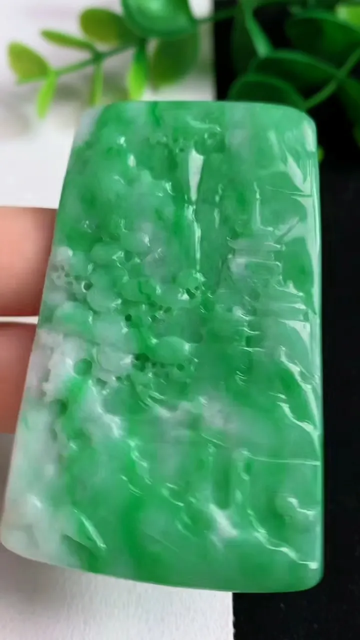 天然A货翡翠山水牌吊坠，尺寸64.2-38.5-5.8，重量:38.30g
5月19日