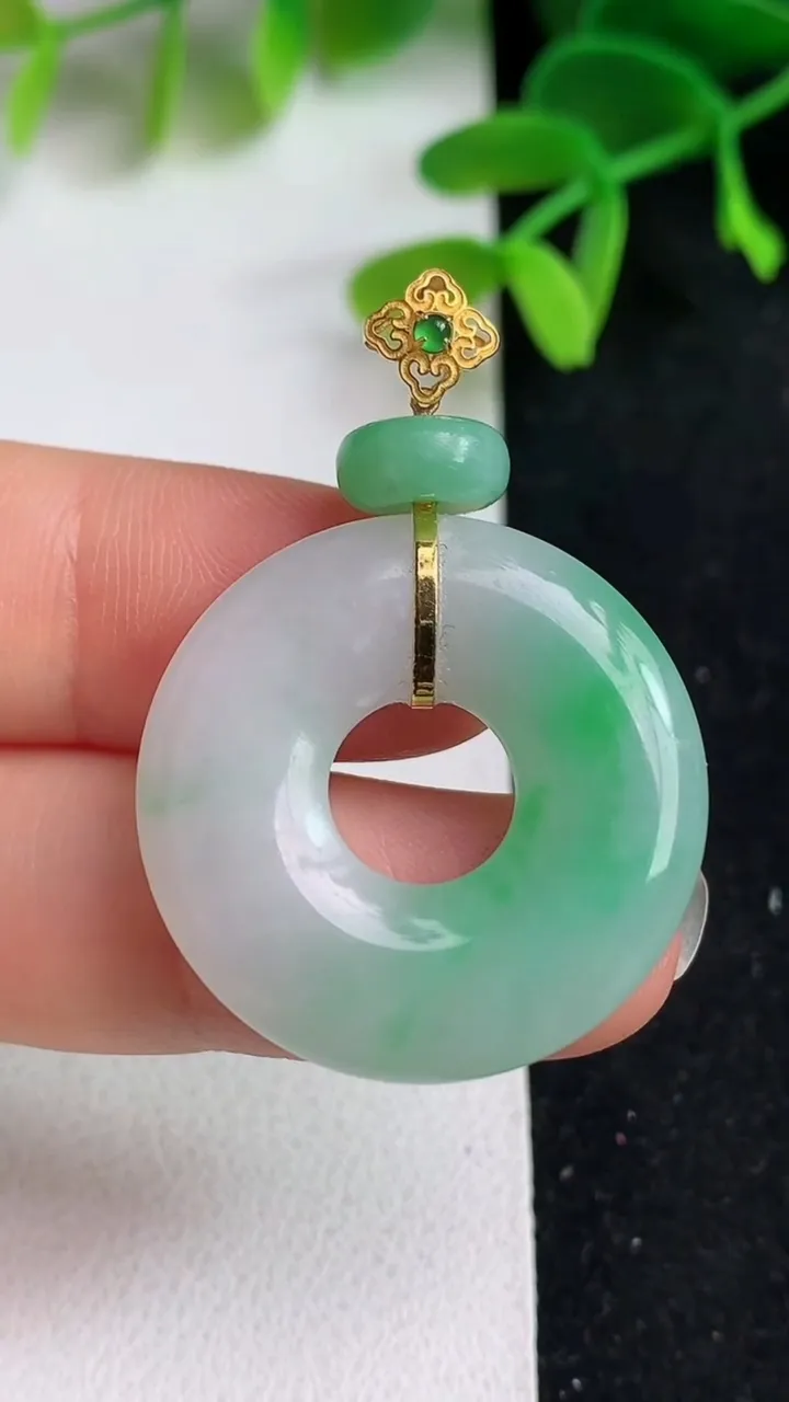 天然A货翡翠平安环吊坠，尺寸26.8-4.7，重量:7.64g
5月19日