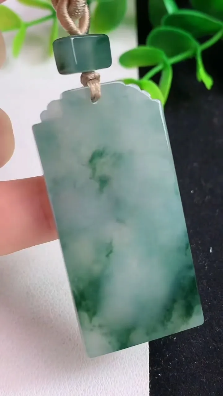 天然A货翡翠飘花仿古无事牌吊坠，尺寸50.4-24.4-4.8，重量:22.50g
5月19日
