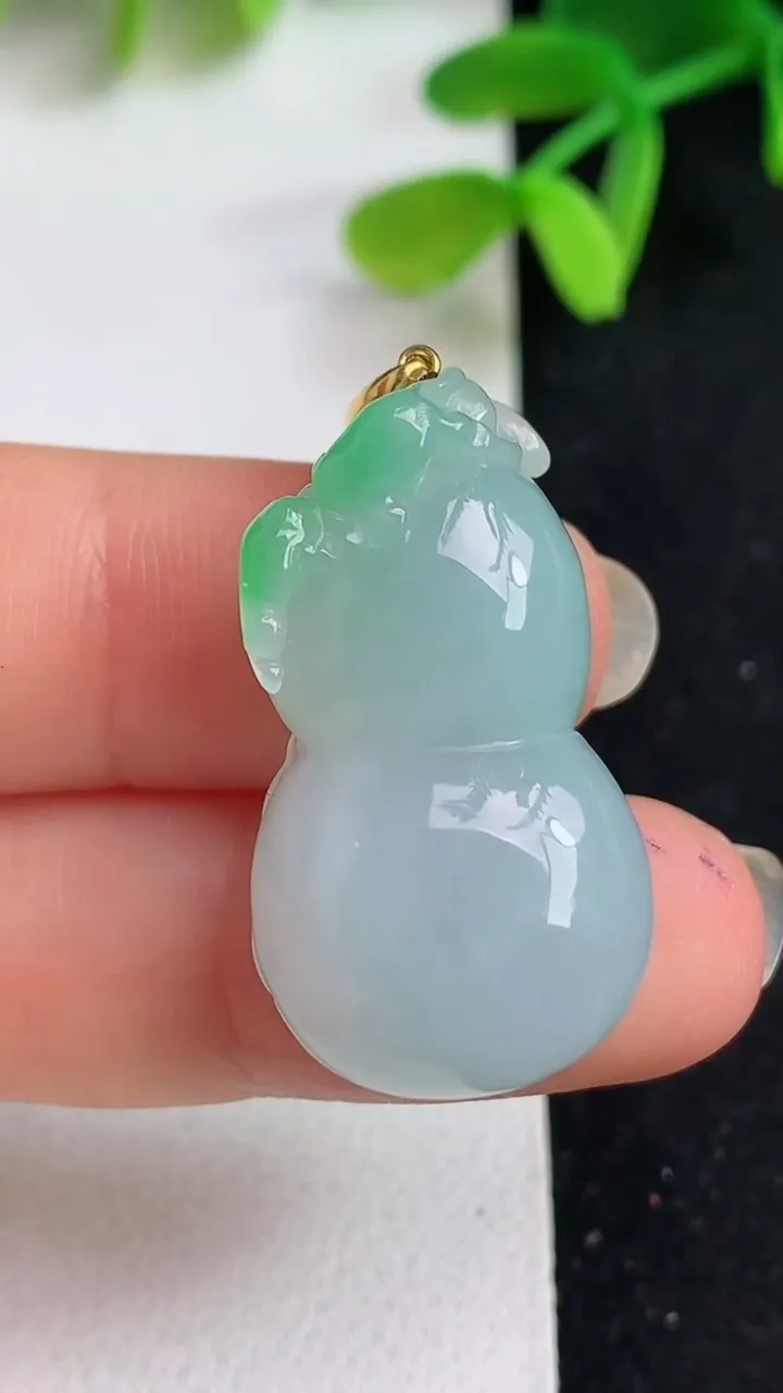 天然A货翡翠葫芦吊坠，尺寸30-16.7-11，重量:9.72g
5月19日