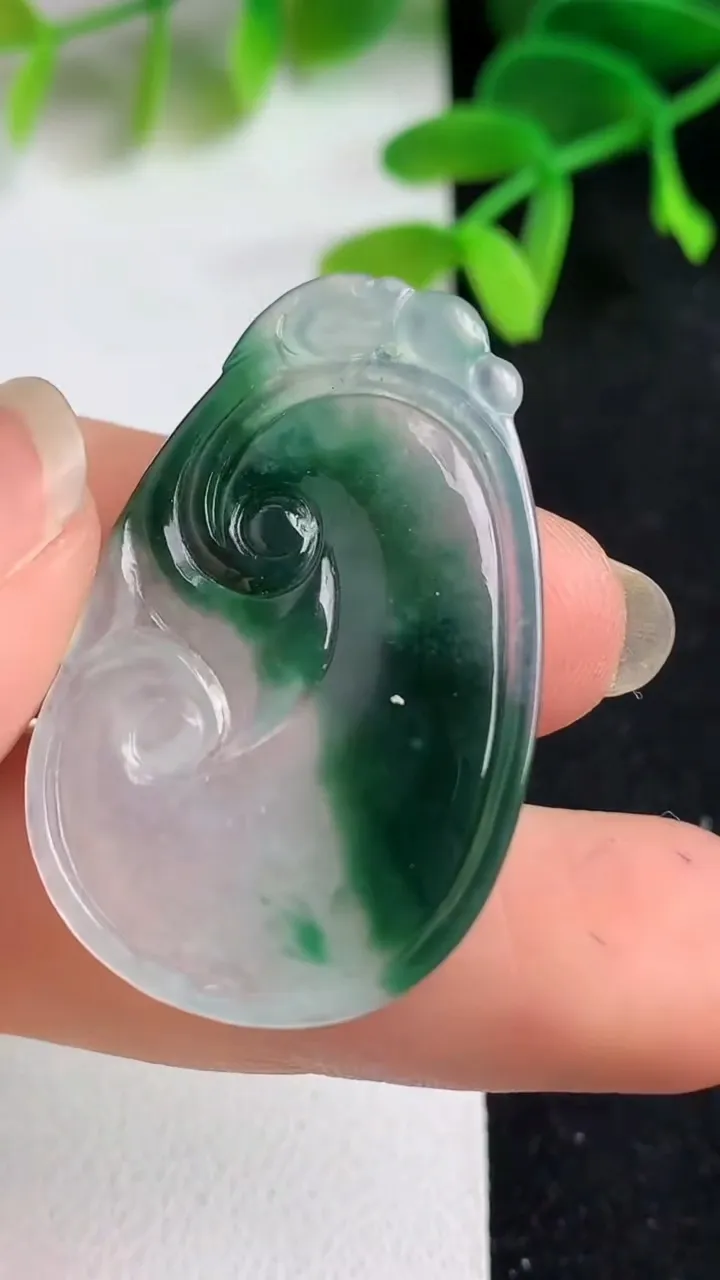天然A货翡翠如意吊坠，尺寸36.8-23.6-3，重量:5.16g
5月19日