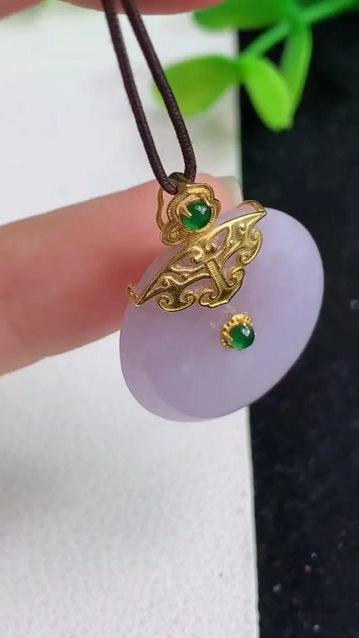 天然A货翡翠k金紫罗兰平安扣吊坠，尺寸21.7-5，重量:5.45g
5月19日