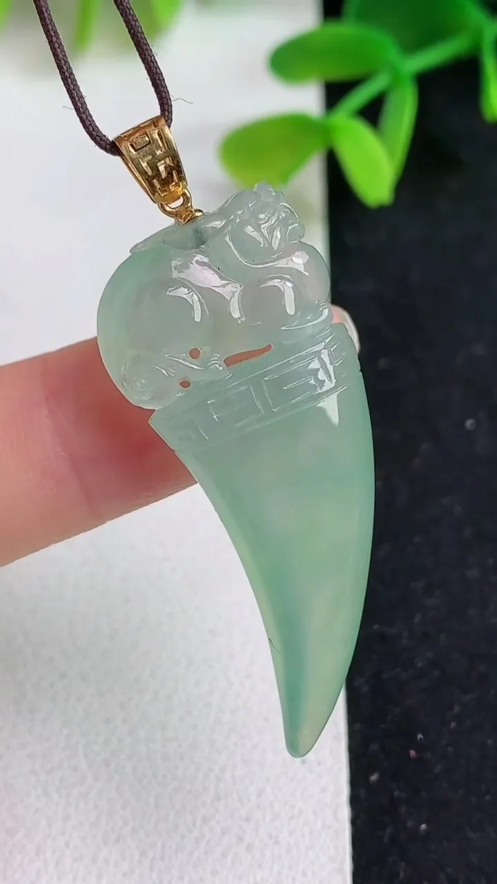 天然A货翡翠狼牙吊坠，尺寸37.4-16.5-6，重量:6.65g
5月19日