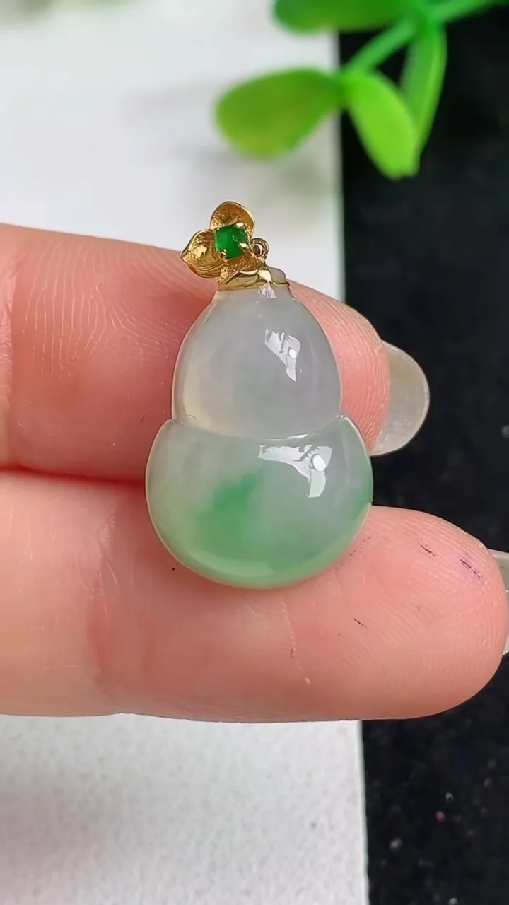 天然A货翡翠葫芦吊坠，尺寸18.5-13.3-5.7，重量:2.35g
5月19日