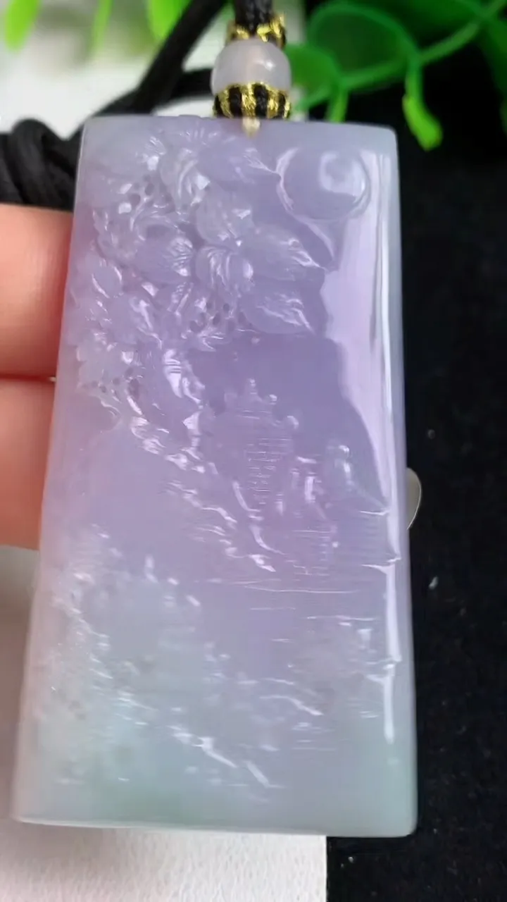 天然A货翡翠春带彩 紫罗兰山水牌吊坠，尺寸62.3-32-5.5，重量:36.07g
5月19日