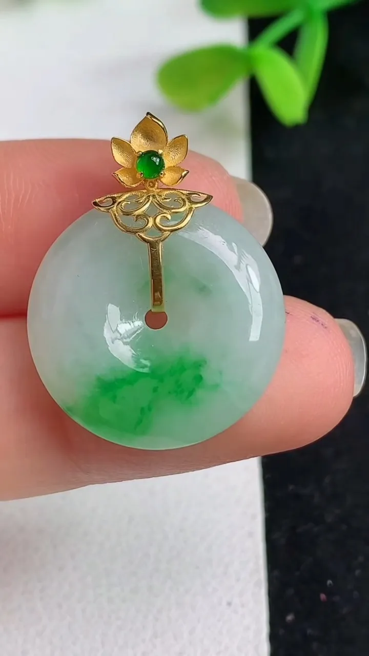 天然A货翡翠平安扣吊坠，尺寸20-5.4，重量:4.55g
5月19日