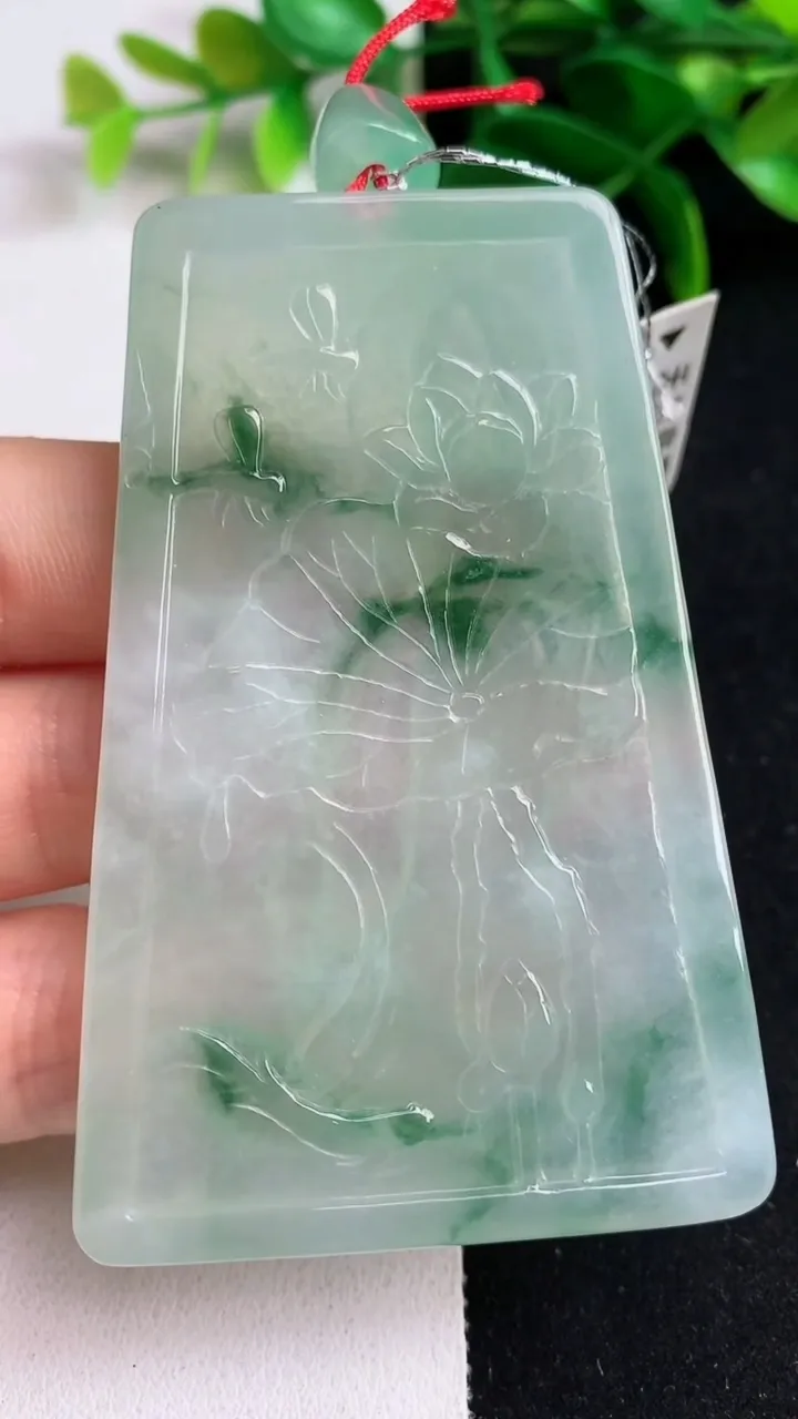 天然A货翡翠飘花观音菩萨吊坠，尺寸72-47.6-4.7，重量:39.26g
5月19日