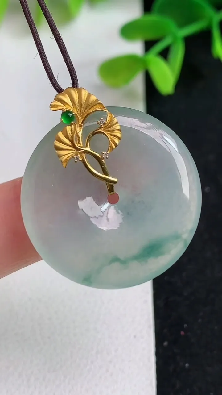 天然A货翡翠飘花平安扣吊坠，尺寸26.5-4.5，重量:6.92g
5月19日