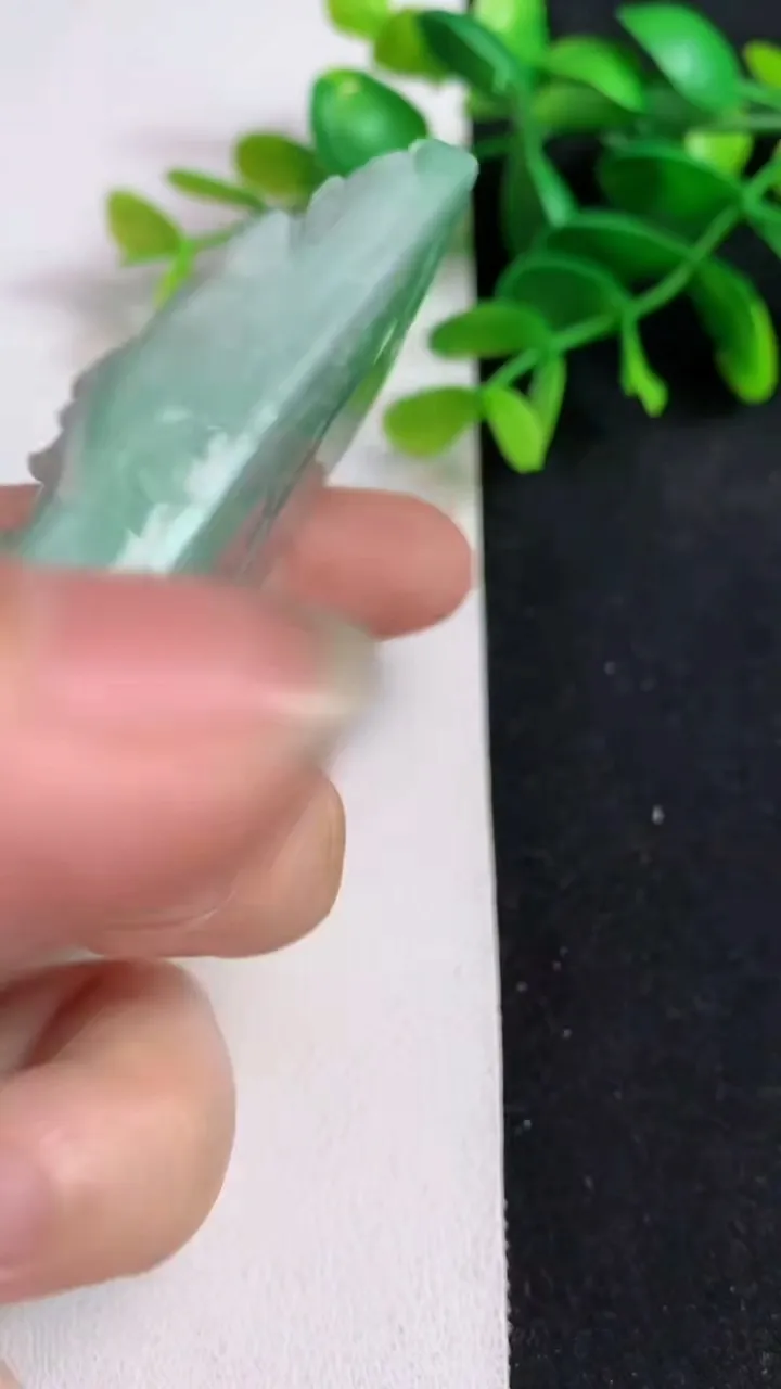 天然A货翡翠山水牌吊坠，尺寸78-54-14.8，重:109.90g
5月19日
