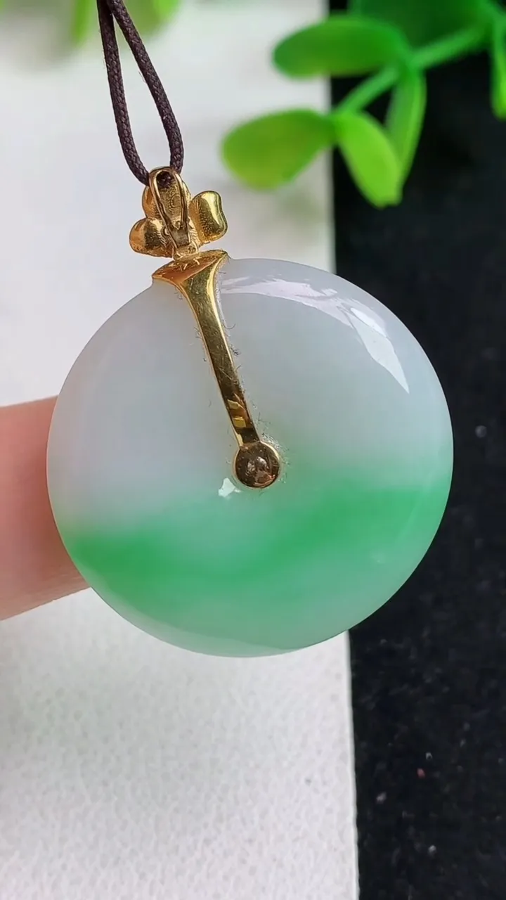天然A货翡翠平安扣吊坠，尺寸27-4.8，重量:8.00g
5月19日
