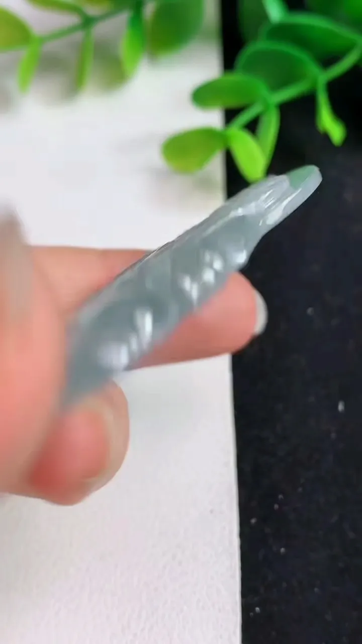 天然A货翡翠白冰虚空藏观音菩萨吊坠，尺寸53.4-33.6-5.2，重量:15.24g
5月19日