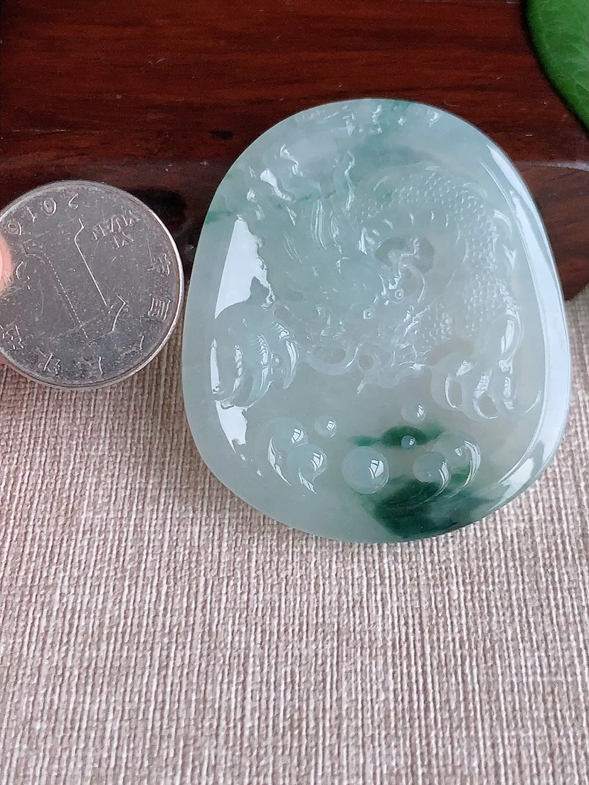 天然A货翡翠飘花龙牌吊坠尺寸52.7×45.7×5.5m量28.40g 0518