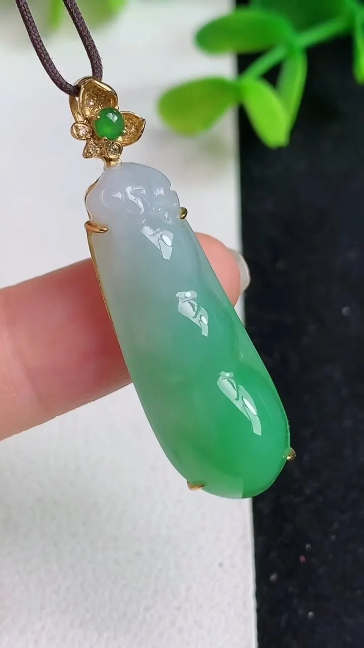 天然A货翡翠福豆吊坠，尺寸32.3-11.8-8.8，重量:6.21g
5月19日