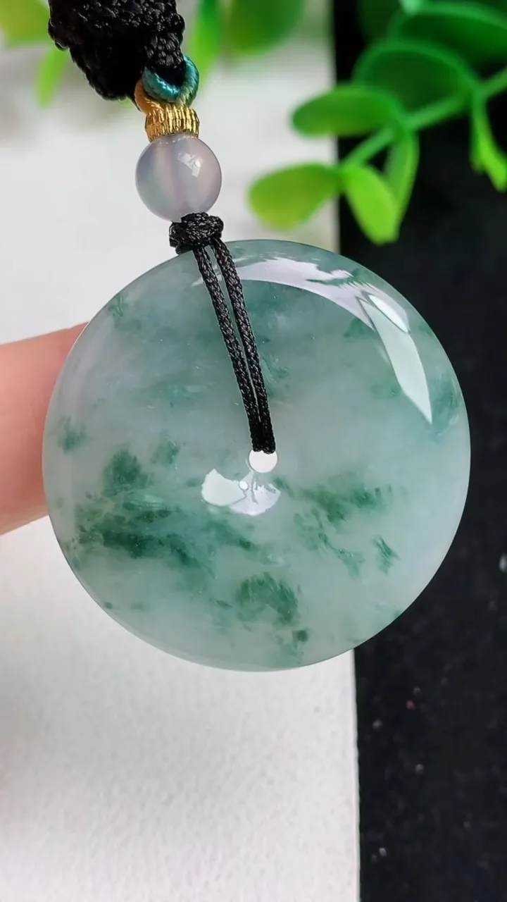 天然A货翡翠飘花平安扣吊坠，尺寸32.8-5.2，重:12.19g
5月19日