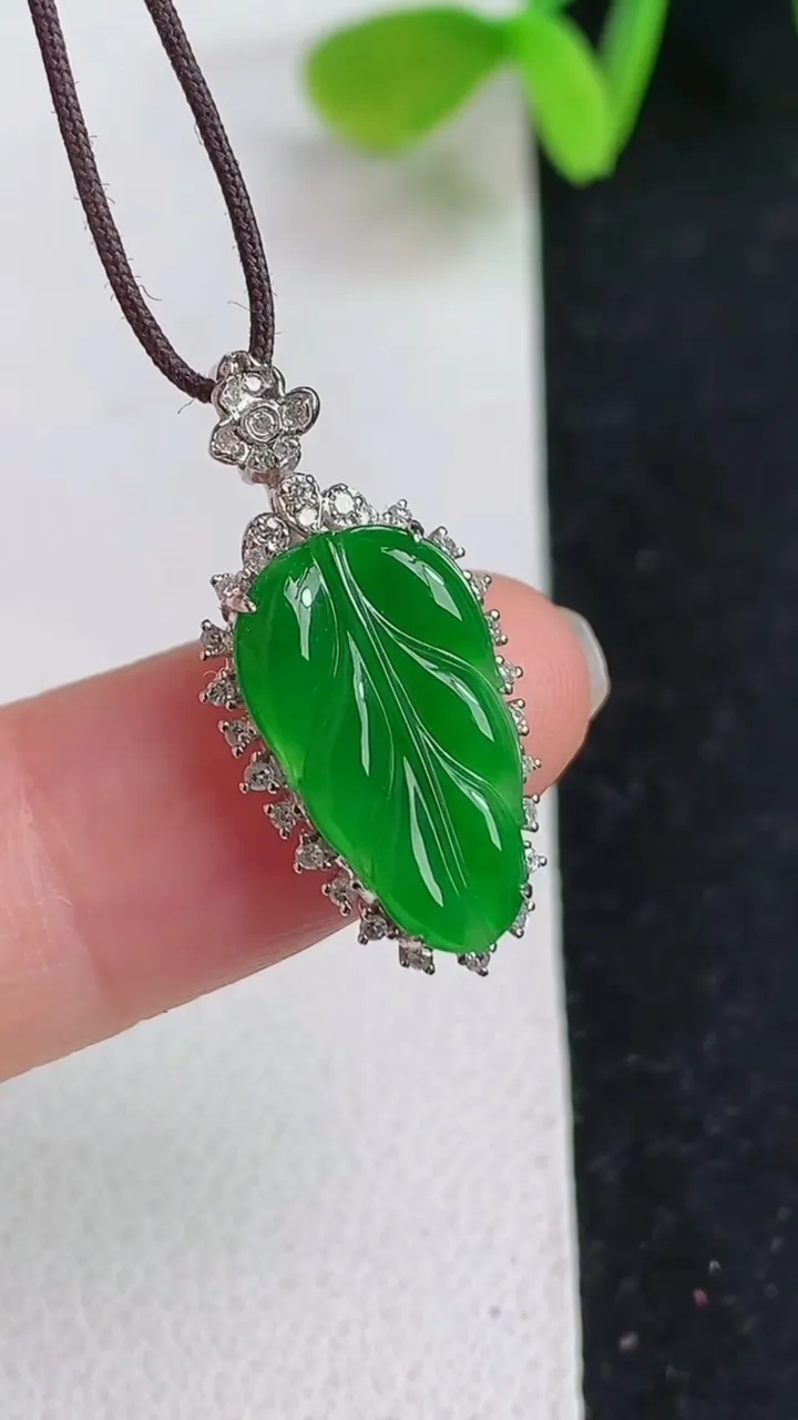 天然A货翡翠金枝玉叶 叶子吊坠，尺寸24.3-11.3-5裸石15.8-9，重量:2.10g
5月19日