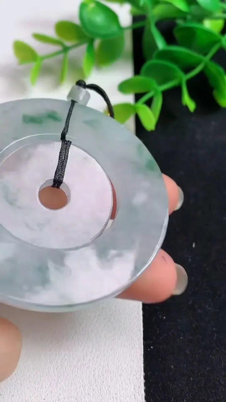 天然A货翡翠飘花母子平安扣吊坠，尺寸54.6-4，重量:31.37g
5月19日