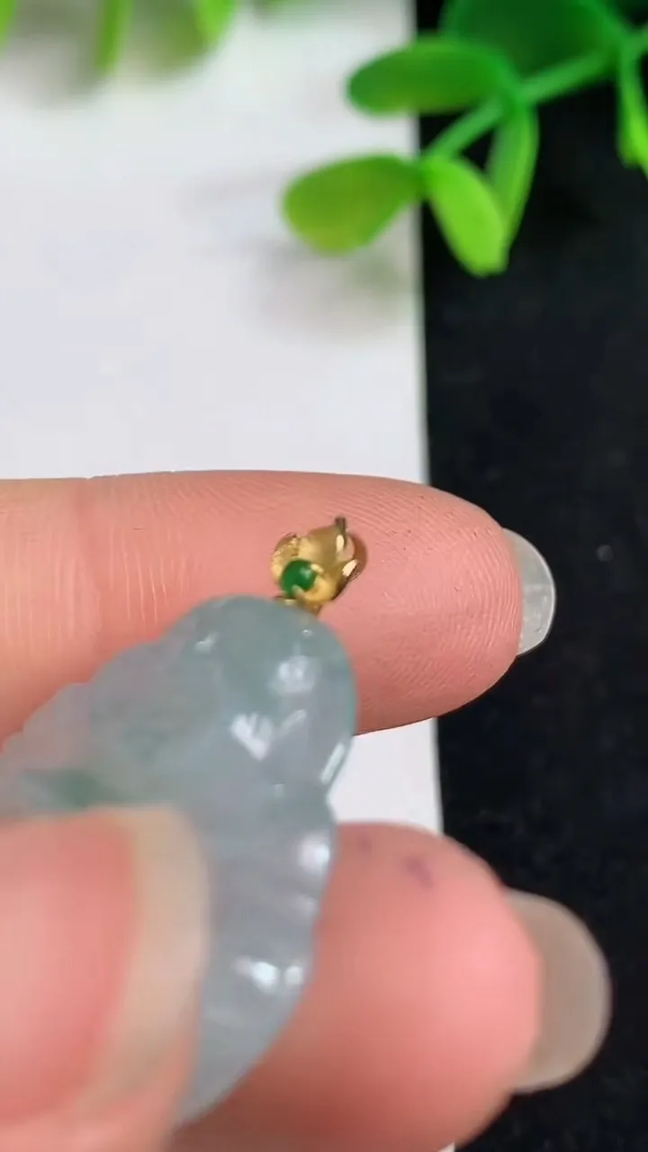天然A货翡翠佛公吊坠，尺寸25.2-29.7-4.7，重量:4.95g
5月19日