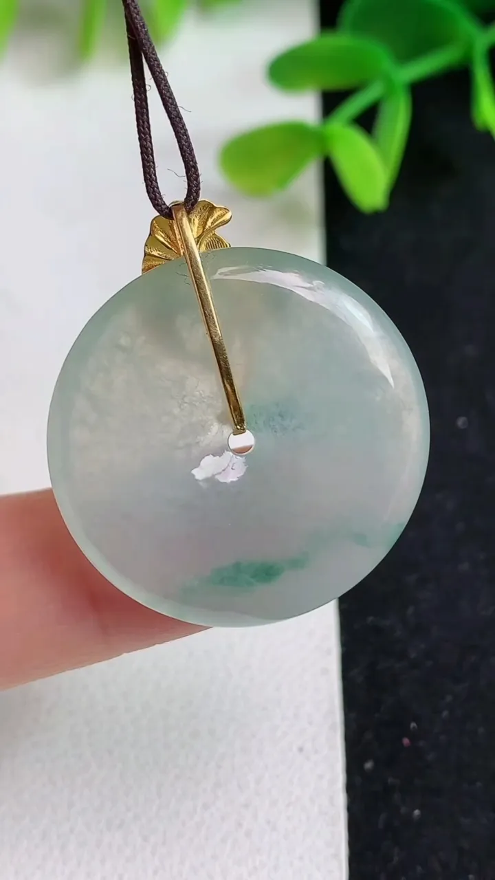 天然A货翡翠飘花平安扣吊坠，尺寸26.5-4.5，重量:6.92g
5月19日
