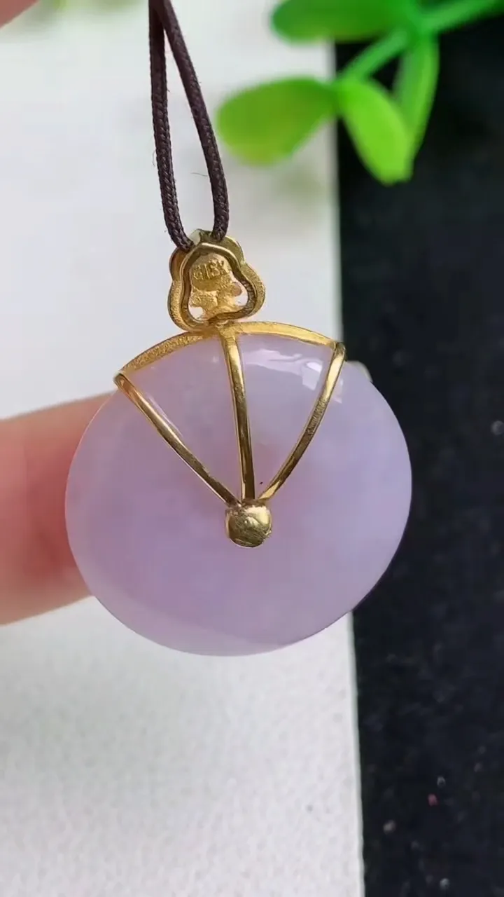 天然A货翡翠k金紫罗兰平安扣吊坠，尺寸21.7-5，重量:5.45g
5月19日