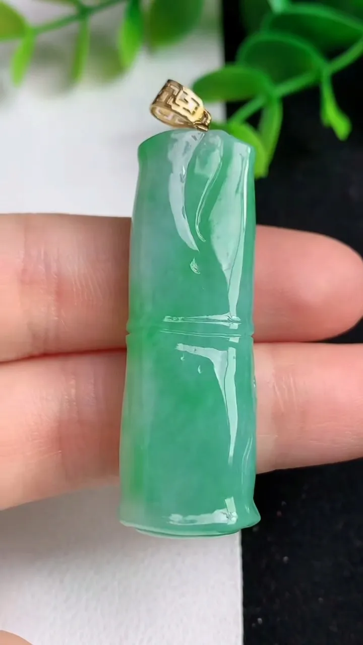 天然A货翡翠节节高升 竹节吊坠，尺寸44.3-14.6-10.4，重量:14.23g
5月19日