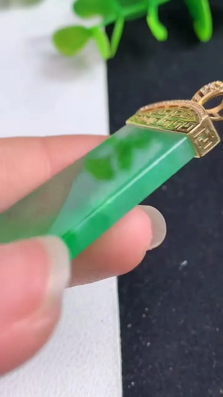 天然A货翡翠无事牌吊坠，尺寸48-26.5-3.7，重量:16.17g
5月19日