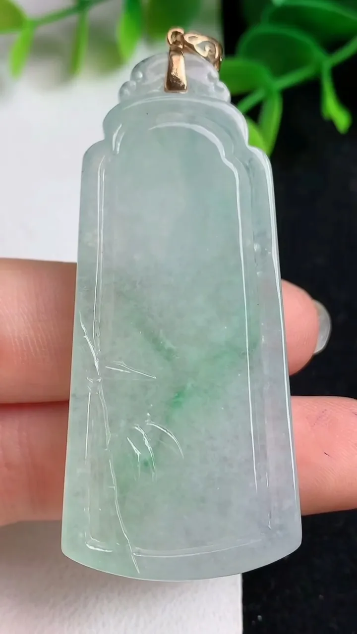 天然A货翡翠观音菩萨吊坠，尺寸57.2-25.3-6.3，重量:22.06g
5月19日