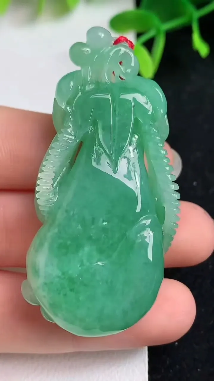 天然A货翡翠福瓜吊坠，尺寸55.7-25.8-13，重量:31.68g
5月19日