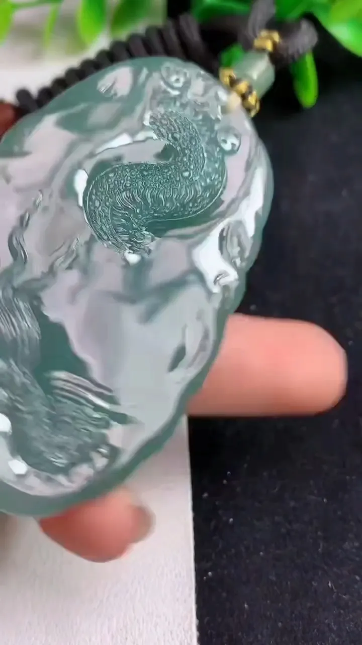 天然A货翡翠龙牌吊坠，尺寸66-40-9，重量:54.41g
5月19日