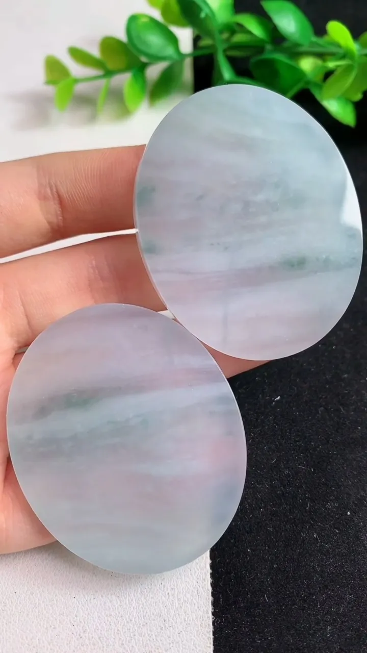 天然A货翡翠飘花无事牌吊坠一对，尺寸50-41.3-5.4，重量:63.69g
5月19日