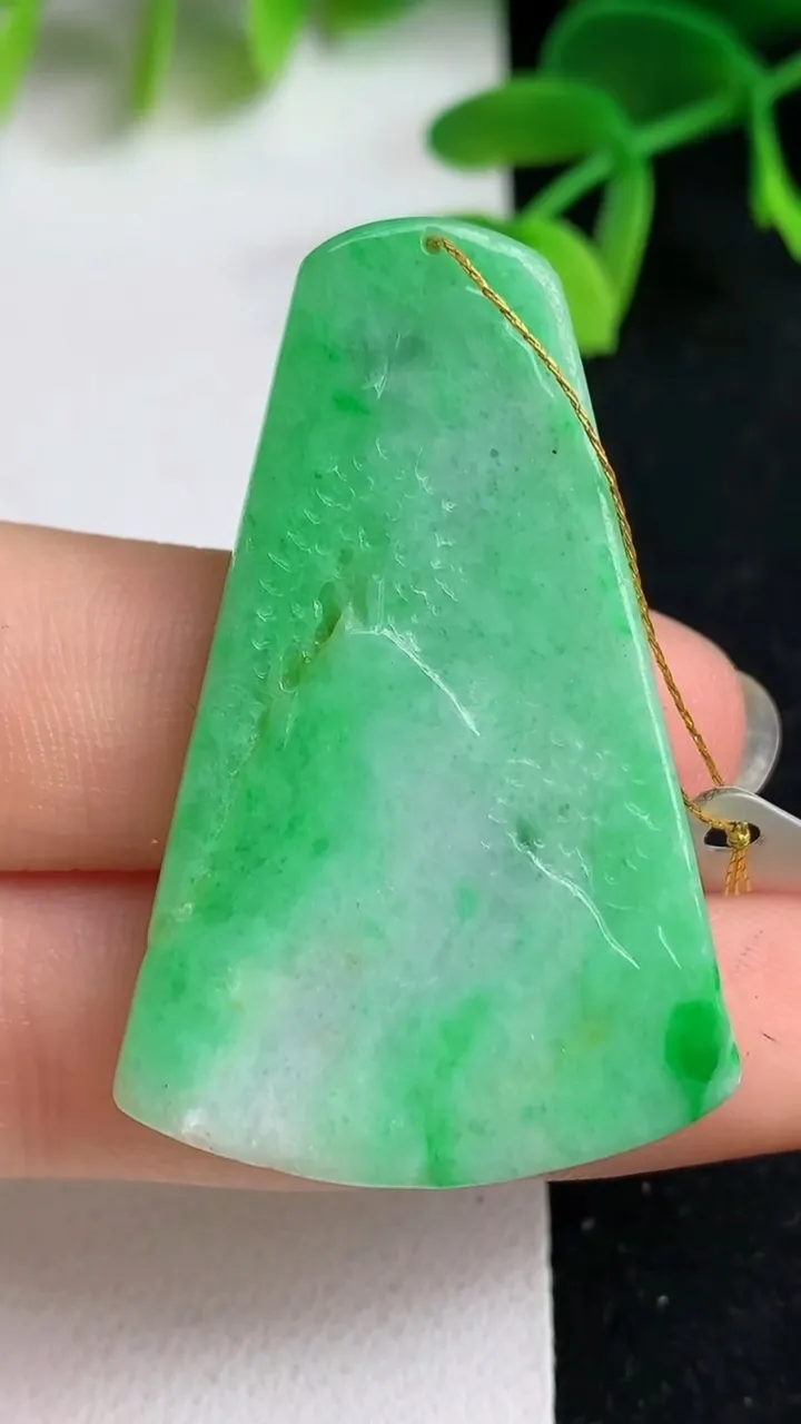 天然A货翡翠山水牌吊坠，尺寸43-26.3-5.3，重量:12.31g
5月19日