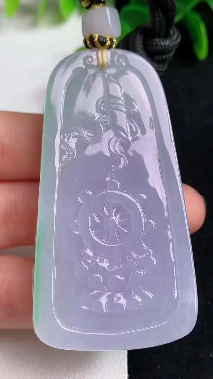 天然A货翡翠春带彩 紫罗兰虚空藏观音菩萨吊坠，尺寸64.5-33.8-11.5，重量:58.91g
5月19日