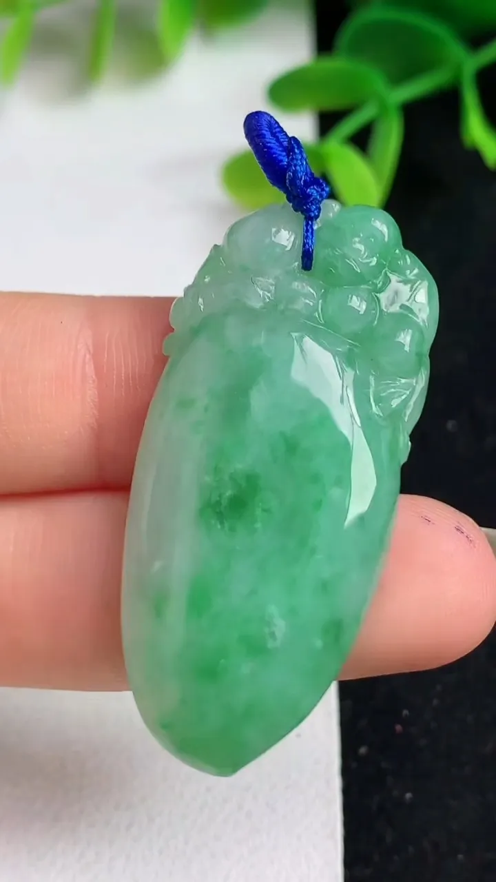 天然A货翡翠灵猴献瑞 福瓜吊坠，尺寸42.2-19-6.4，重量:11.10g
5月19日