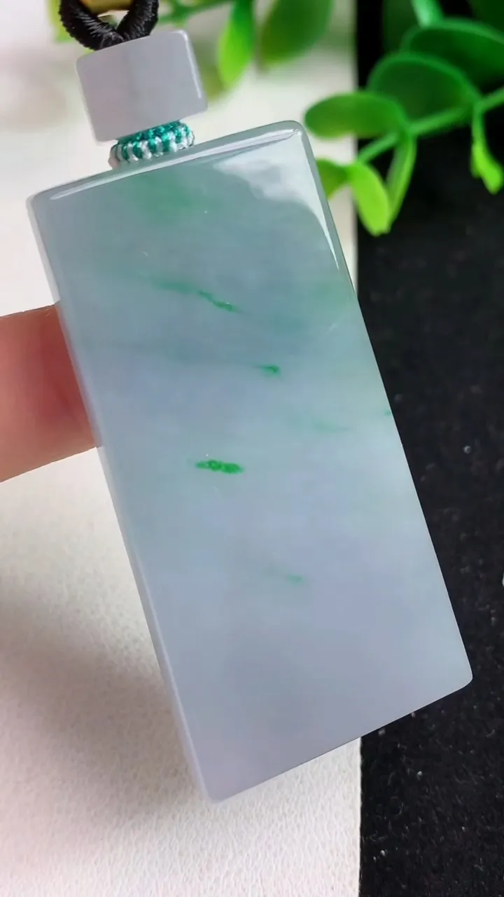 天然A货翡翠春带彩 紫罗兰无事牌吊坠，尺寸54.2-27.3-5.8，重量:31.98g
5月19日