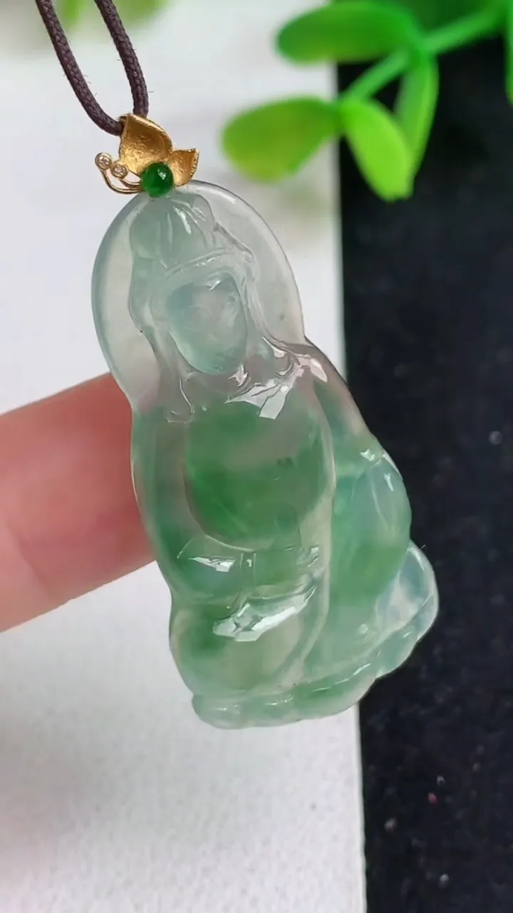 天然A货翡翠观音菩萨吊坠，尺寸37.5-18.7-3.8，重量:4.80g
5月19日