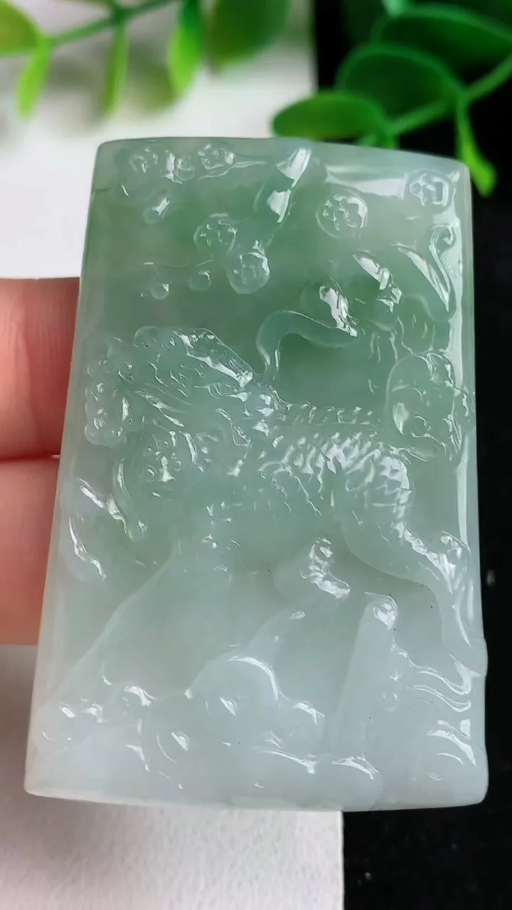 天然A货翡翠麒麟牌吊坠，尺寸53-34.2-5.4，重量:25.82g
5月19日