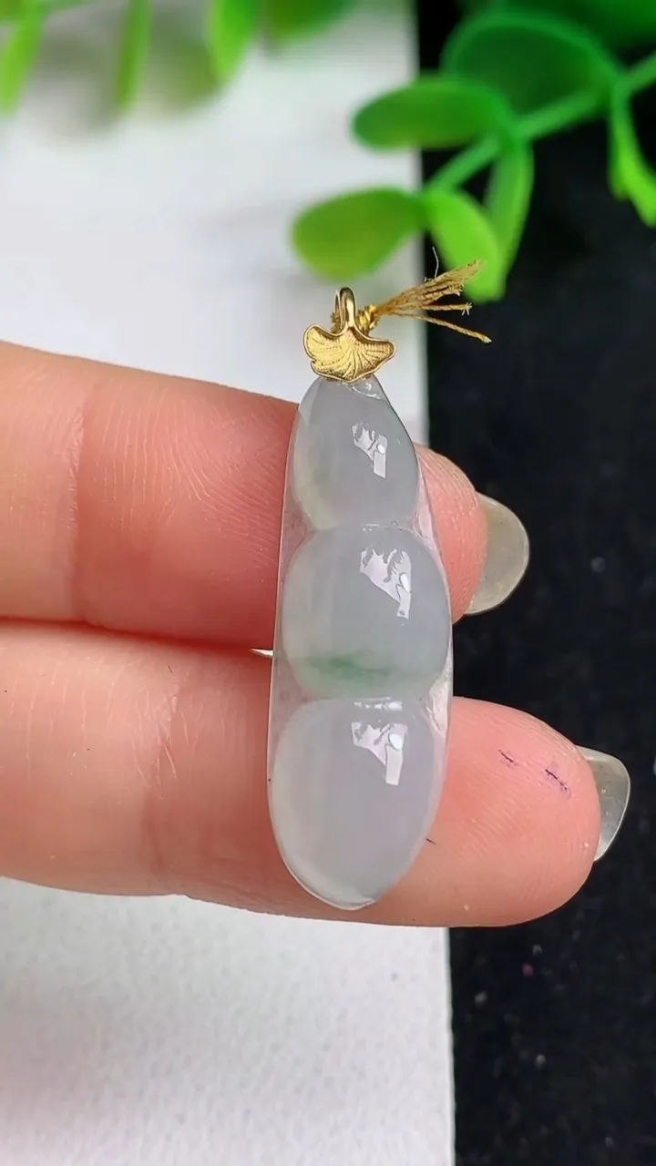 天然A货翡翠飘花福豆吊坠，尺寸28.6-9.7-4.2，重量:2.35g
5月19日