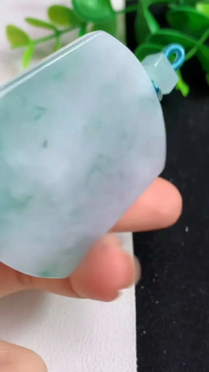 天然A货翡翠无事牌吊坠，尺寸50.2-39-5.7，重量:33.76g
5月19日