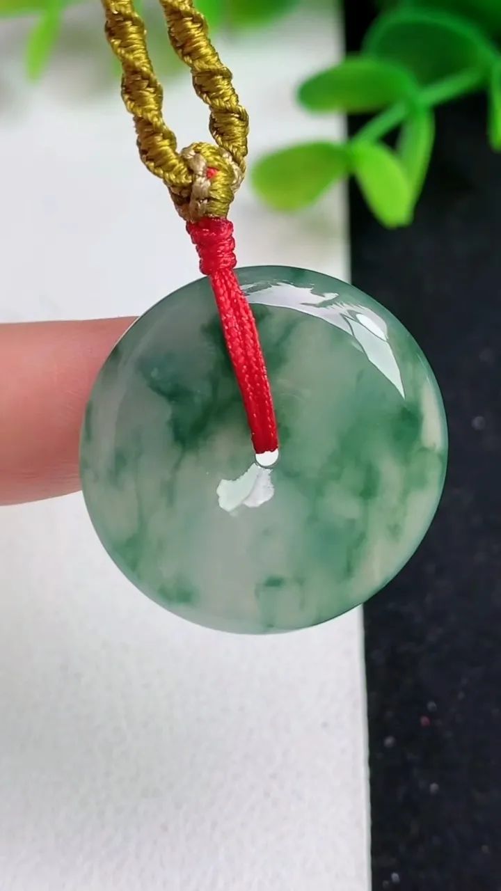 天然A货翡翠飘花平安扣吊坠，尺寸25-5，重:6.41g
5月19日