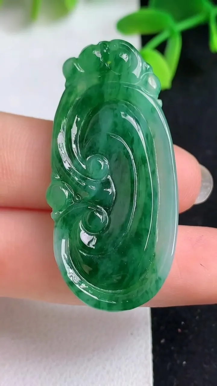 天然A货翡翠如意吊坠，尺寸43-20.7-5.7，重量:9.30g
5月19日