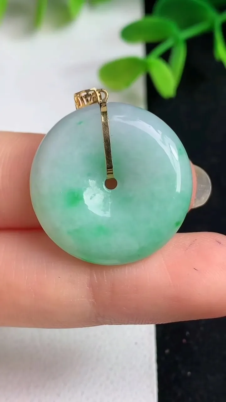 天然A货翡翠平安扣吊坠，尺寸24-5.6，重量:7.10g
5月19日