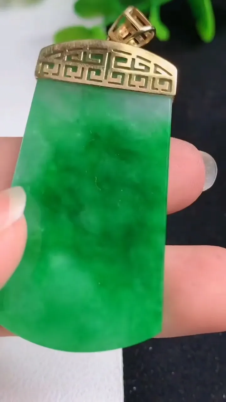 天然A货翡翠无事牌吊坠，尺寸48-26.5-3.7，重量:16.17g
5月19日