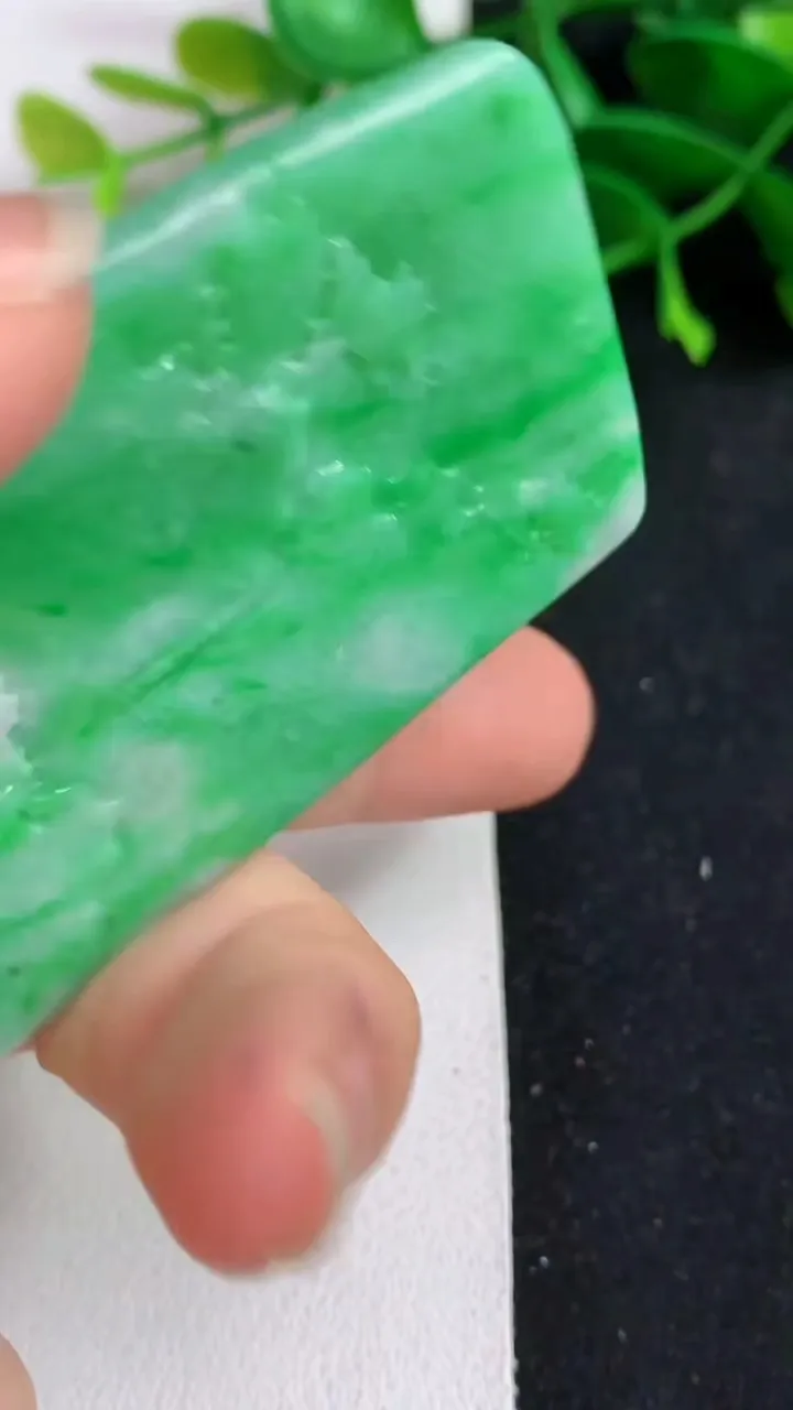 天然A货翡翠山水牌吊坠，尺寸64.2-38.5-5.8，重量:38.30g
5月19日