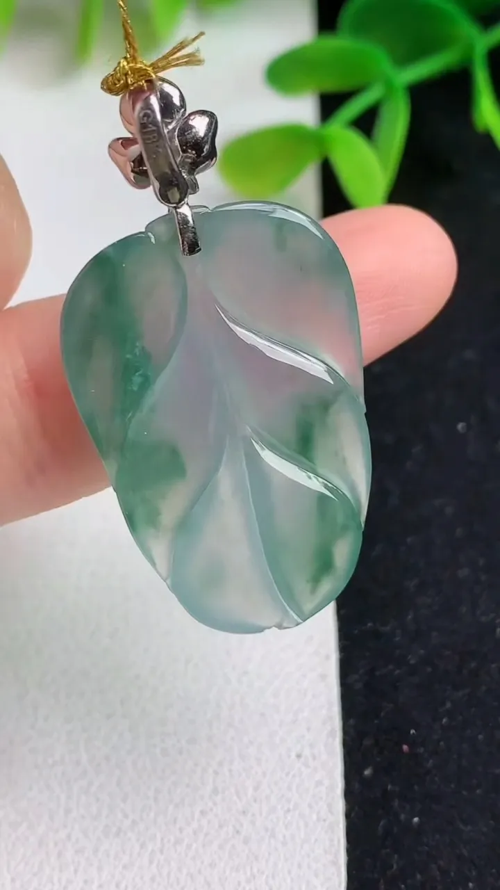天然A货翡翠飘花金枝玉叶 叶子吊坠，尺寸32-20.8-4，重量:6.21g
5月19日