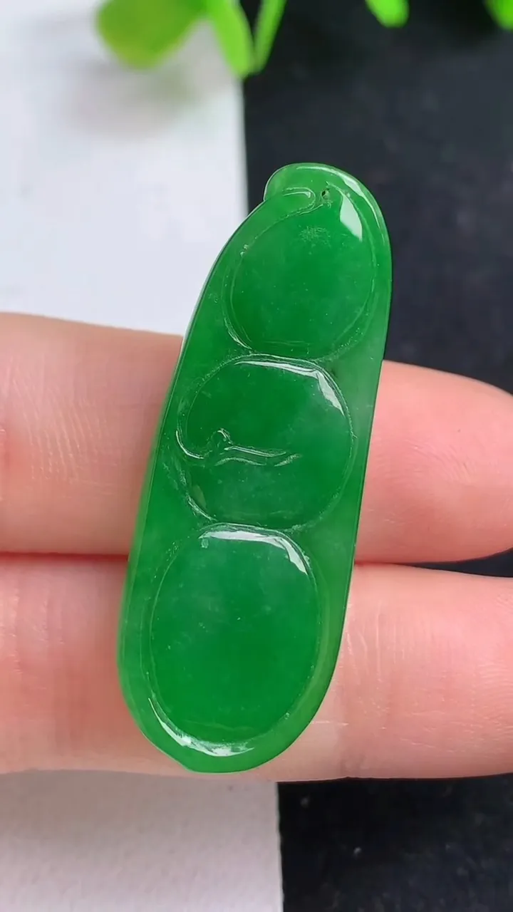 天然A货翡翠福豆吊坠，尺寸40-14.7-5，重量:6.20g
5月19日