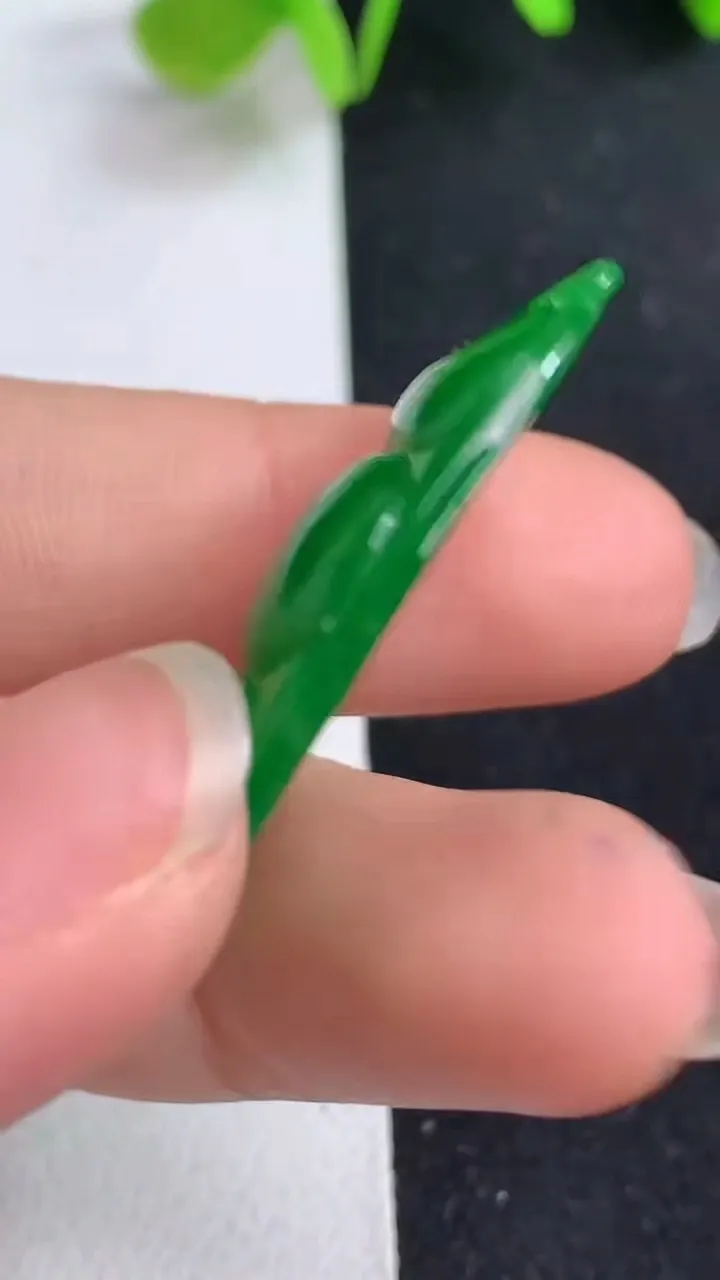 天然A货翡翠福豆吊坠，尺寸40-14.7-5，重量:6.20g
5月19日