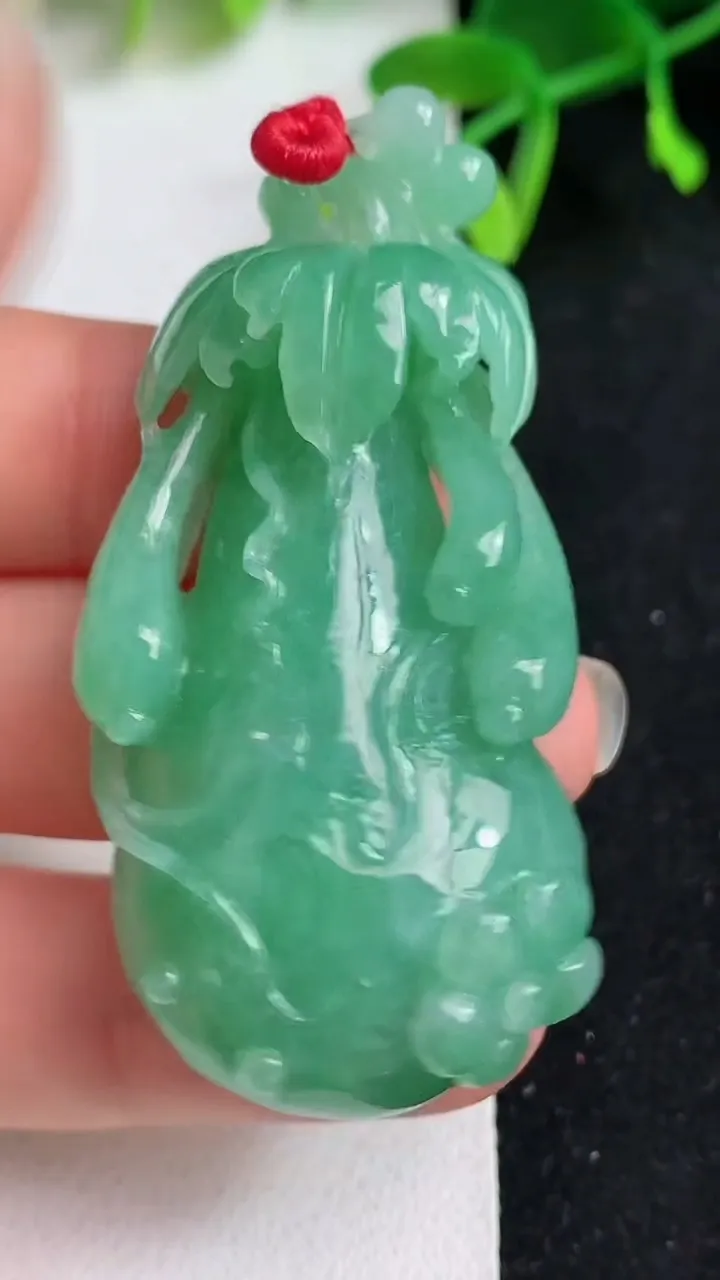 天然A货翡翠福瓜吊坠，尺寸55.7-25.8-13，重量:31.68g
5月19日