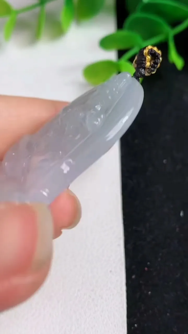 天然A货翡翠普贤菩萨吊坠，尺寸49.8-33-5.2，重量:18.07g
5月19日