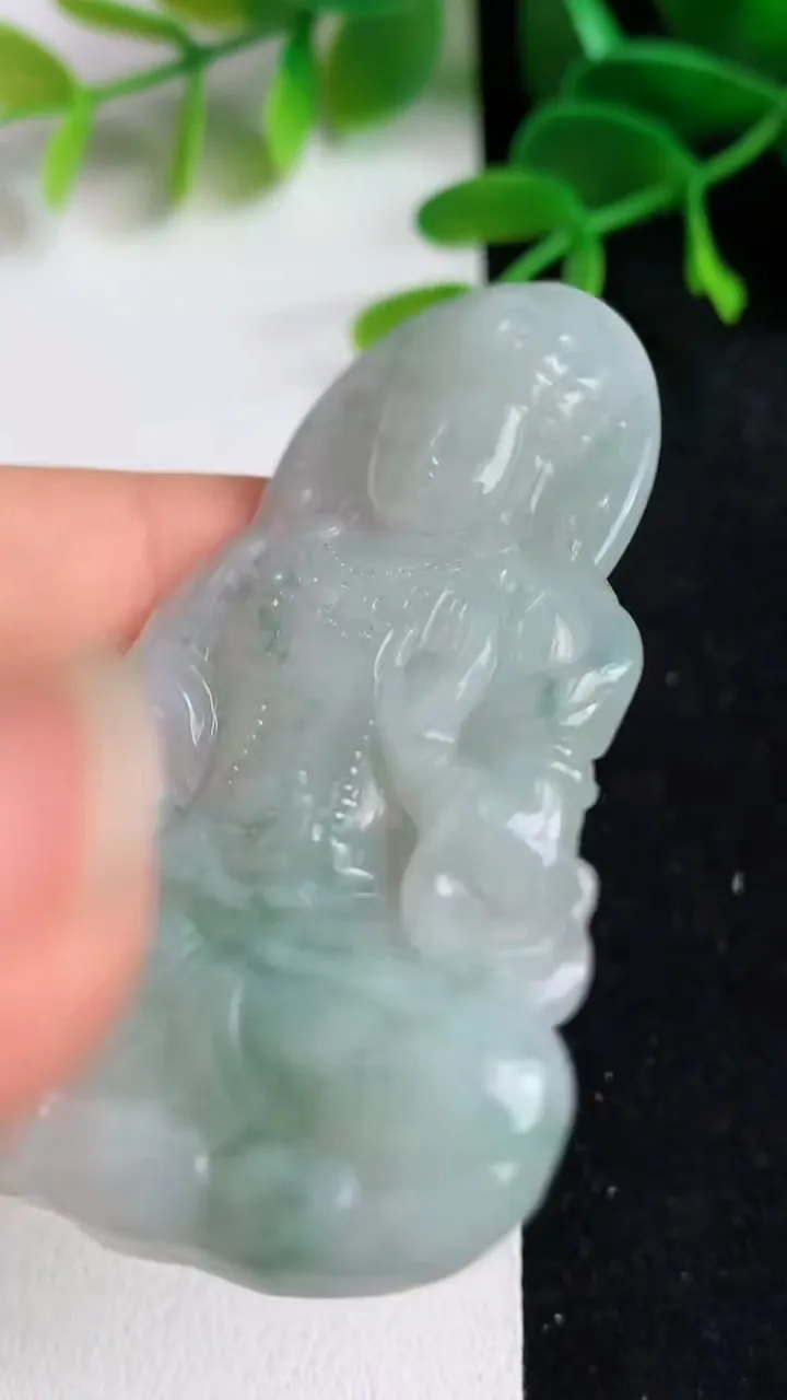 天然A货翡翠飘花度母吊坠，尺寸58-37-4.5，重量:17.10g
5月19日