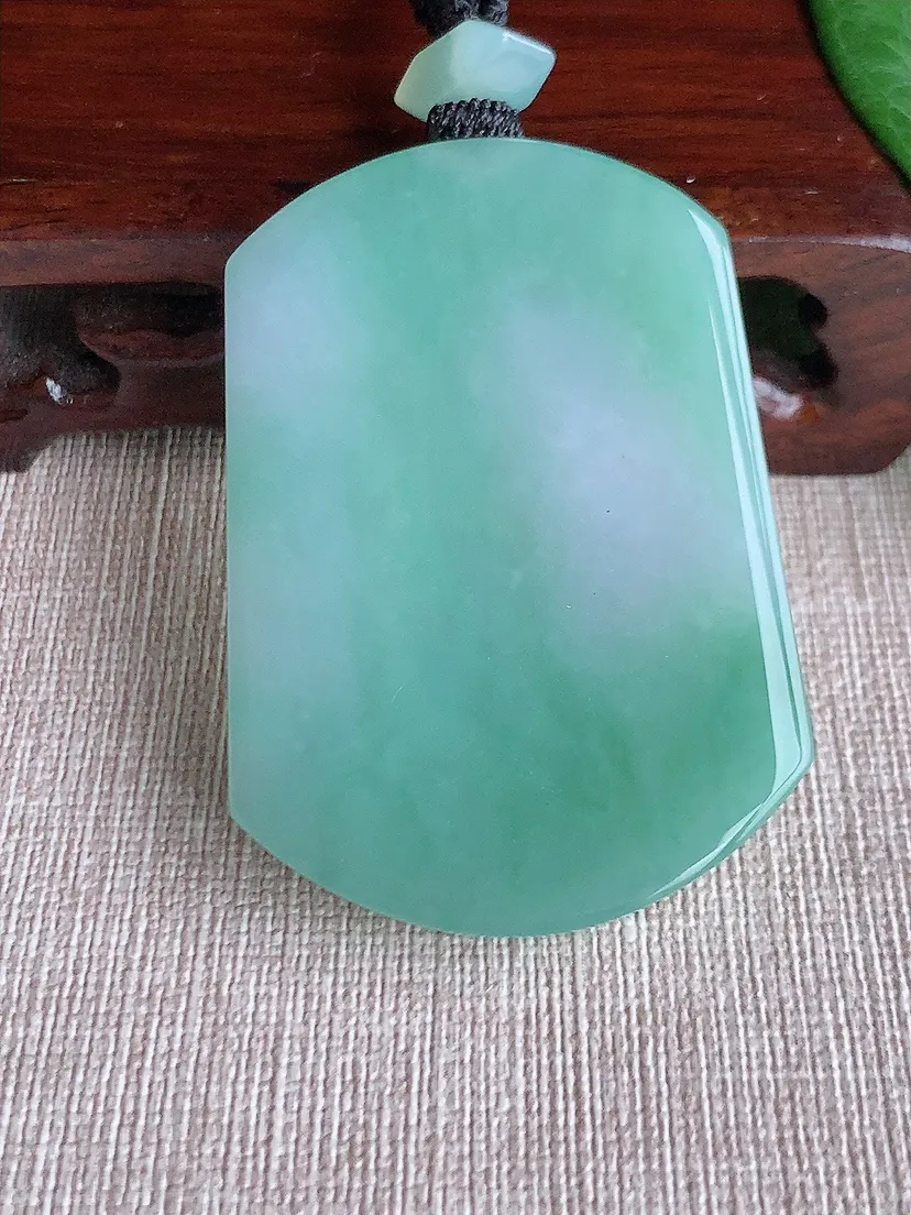 a货翡翠老坑冰种飘绿无事牌吊坠  尺寸55.3×39×6.7mm 重量41.85g 0518